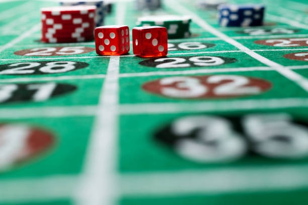Studio live-dealer arknights menampilkan permainan Texas Poker dengan dealer profesional
