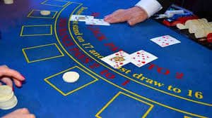 Antarmuka aplikasi arknights menampilkan Texas Poker dengan kartu komunal dan opsi taruhan